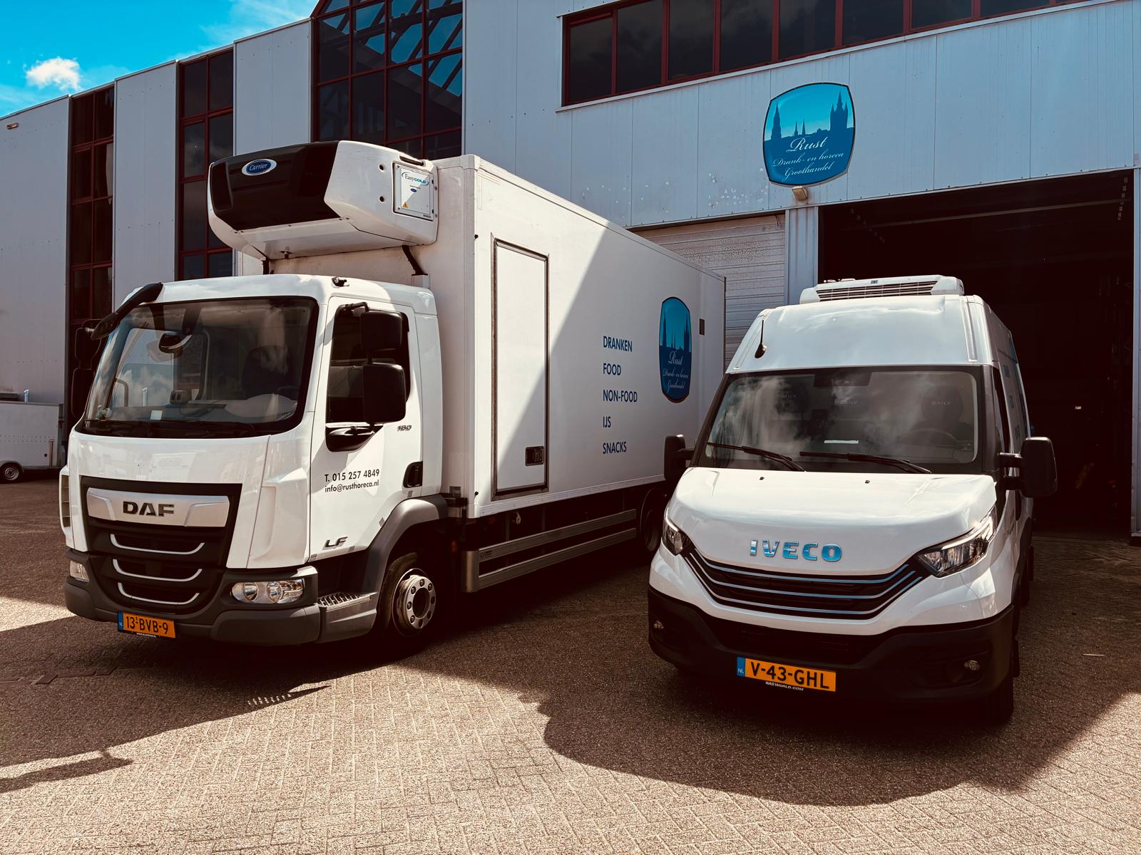 Vrachtwagens van Rust voor het pand