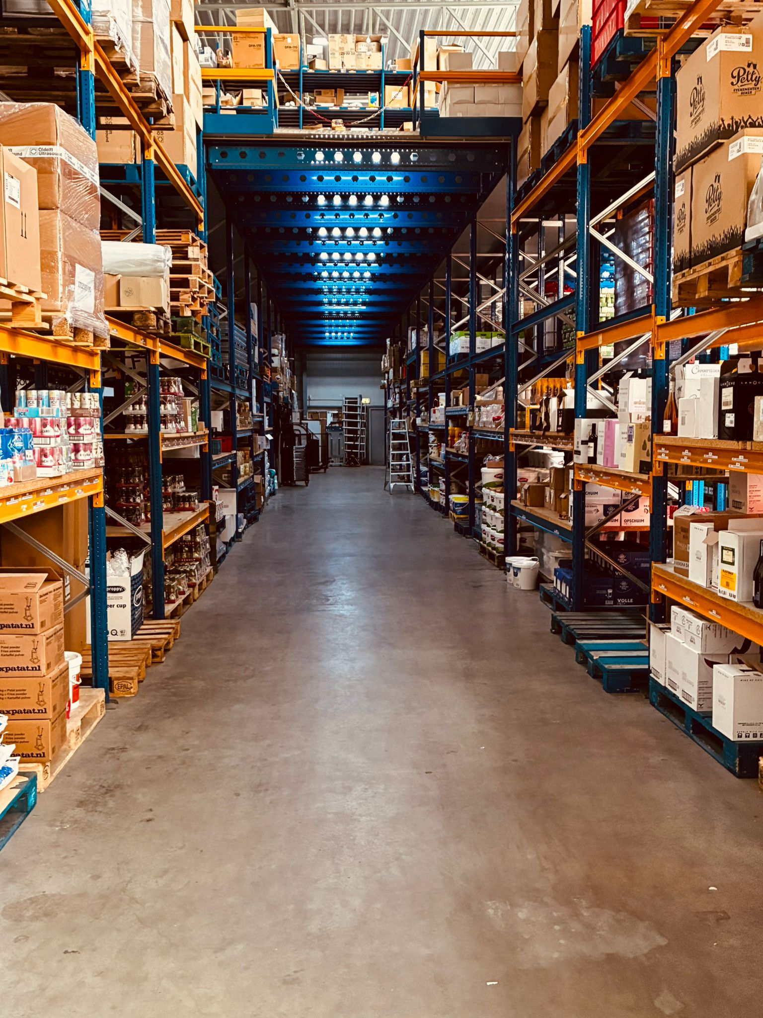 Magazijn met brede gangpaden